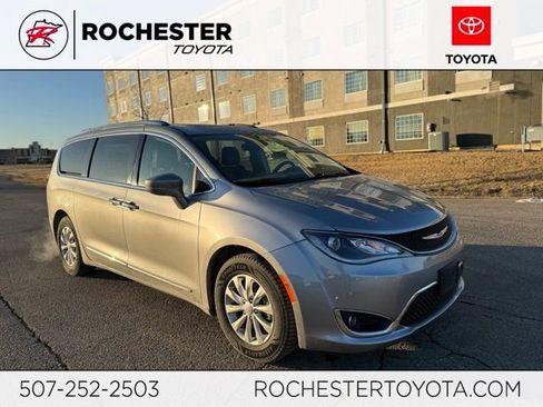 Used 2018 Chrysler Pacifica Touring-L image 1