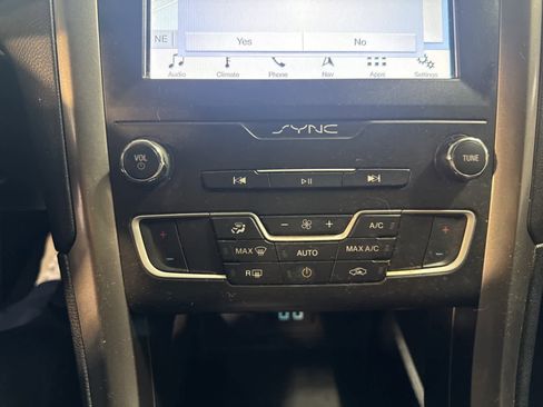 Used 2019 Ford Fusion SE image 25