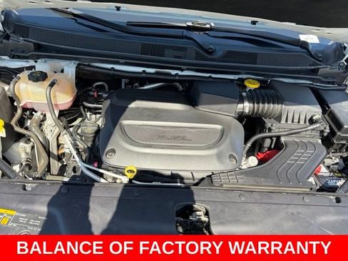 Used 2023 Chrysler Pacifica Touring-L FWD image 11