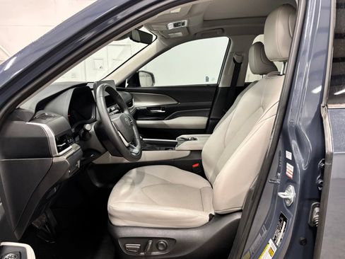 Used 2024 Toyota Grand Highlander AWD image 16