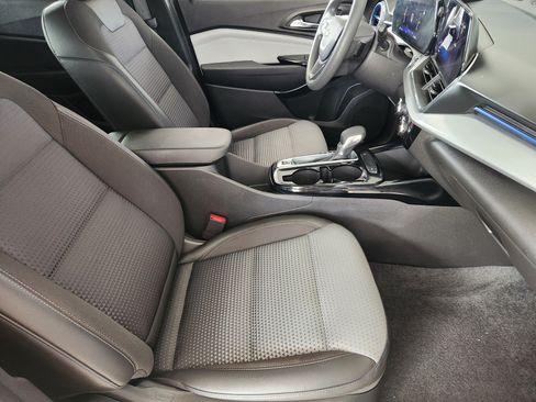 Certified 2025 Chevrolet Trax LT FWD image 14