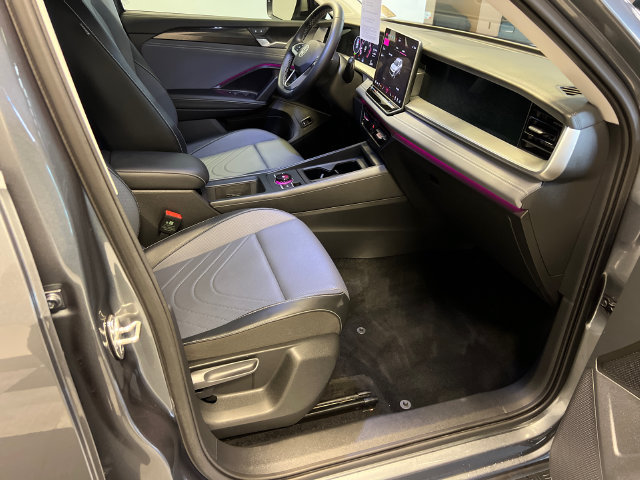 Certified 2025 Volkswagen Tiguan SE FWD image 11