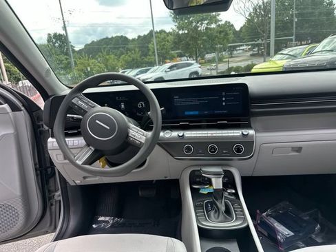 Certified 2025 Hyundai Kona SE FWD image 9