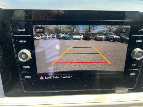 Used 2025 Volkswagen Taos SE w/ Panoramic Sunroof Package image 19