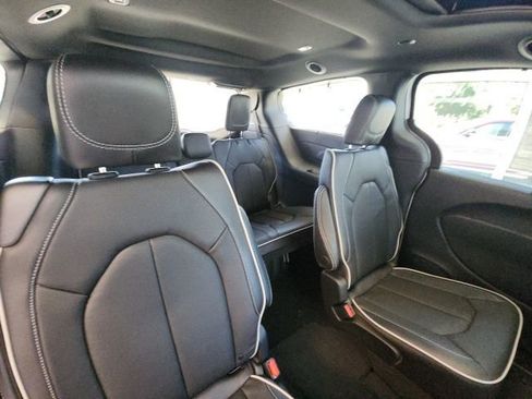 New 2025 Chrysler Pacifica Limited image 13
