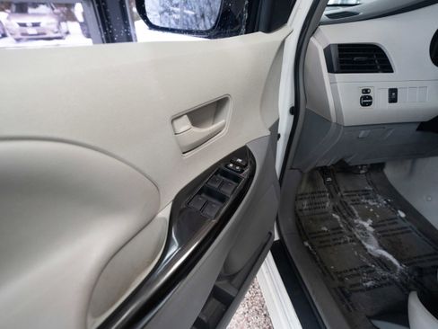 Used 2013 Toyota Sienna L image 7