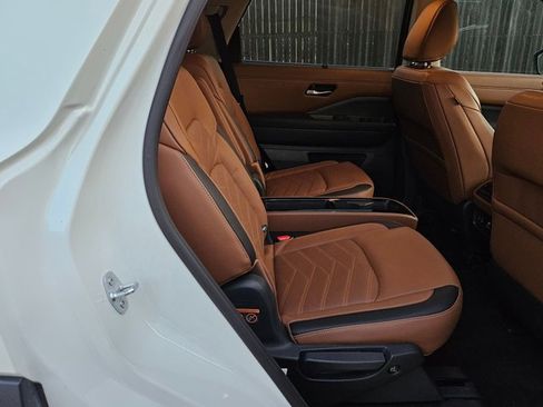 Used 2022 Nissan Pathfinder Platinum w/ Cargo Package image 18