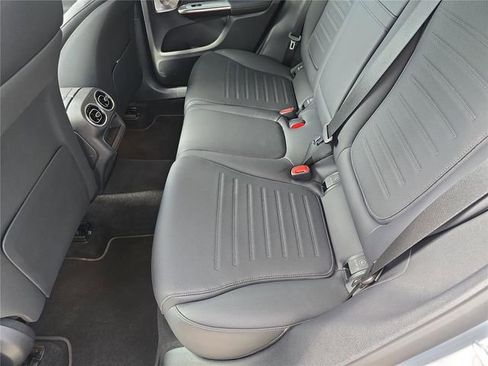 Used 2025 Mercedes-Benz GLC 350e 4MATIC image 18