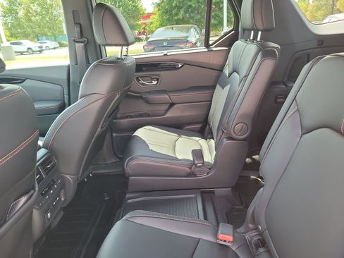 Used 2025 Honda Pilot TrailSport image 25