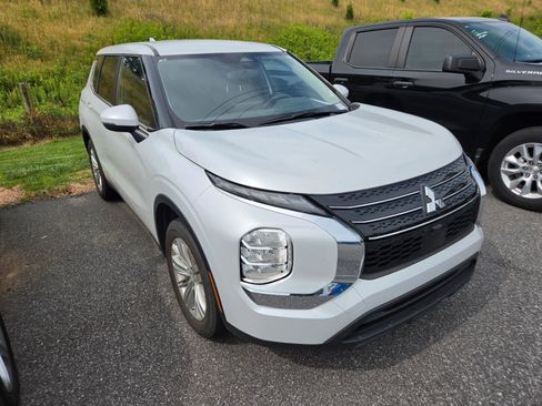 Used 2024 Mitsubishi Outlander ES FWD image 3