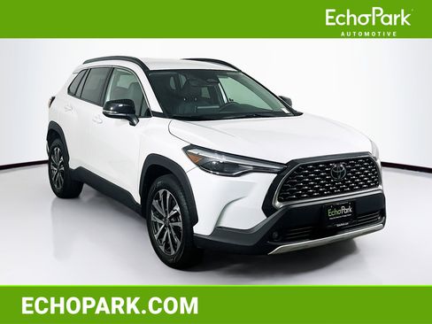 Used 2025 Toyota Corolla Cross XLE image 1