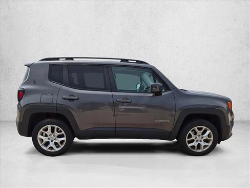 Used 2017 Jeep Renegade Latitude w/ Cold Weather Group AWD/4WD image 4