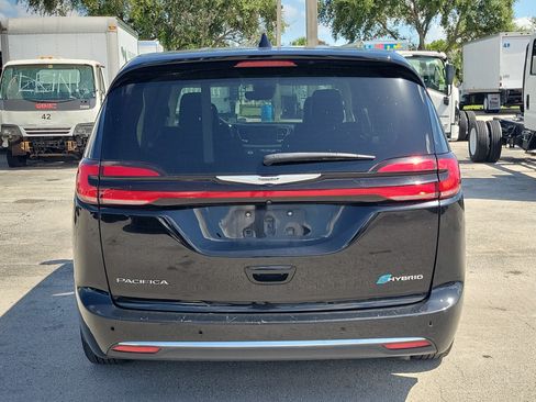 Used 2024 Chrysler Pacifica Limited FWD image 4