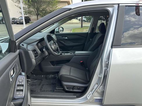 Used 2024 Nissan Rogue SV image 16