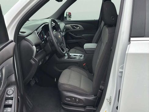 Used 2023 Chevrolet Traverse LT image 9