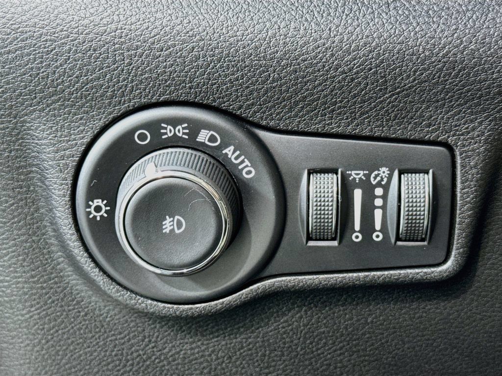 Used 2024 Jeep Compass Latitude AWD/4WD image 18