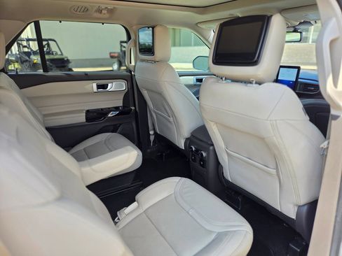 Used 2023 Ford Explorer Platinum w/ Technology Package AWD/4WD image 11