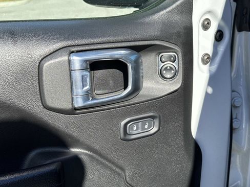 Used 2021 Jeep Gladiator Willys image 17
