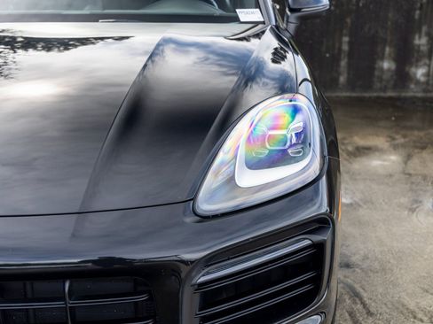 Certified 2023 Porsche Cayenne Platinum Edition w/ Performance Package image 16