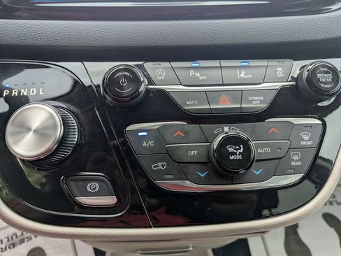 Used 2023 Chrysler Pacifica Touring-L FWD image 22