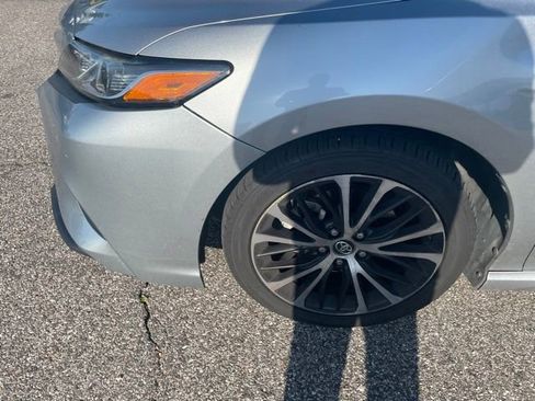 Used 2019 Toyota Camry SE FWD image 3