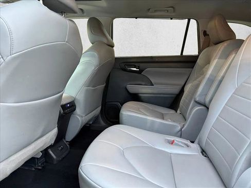 Used 2021 Toyota Highlander XLE FWD image 17