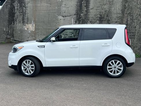 Used 2018 Kia Soul + image 3