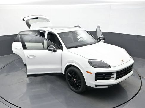 Certified 2025 Porsche Cayenne AWD/4WD image 32