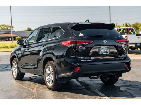 Used 2023 Toyota Highlander LE image 3