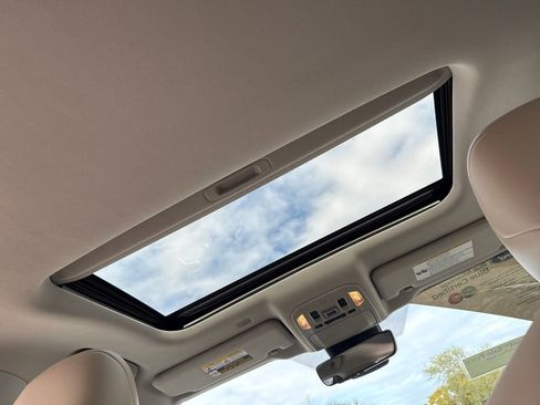 Used 2021 Toyota Highlander XLE image 7