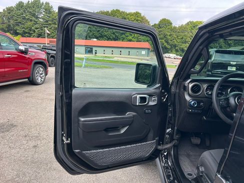 Used 2023 Jeep Wrangler Unlimited w/ Cold Weather Group AWD/4WD image 15
