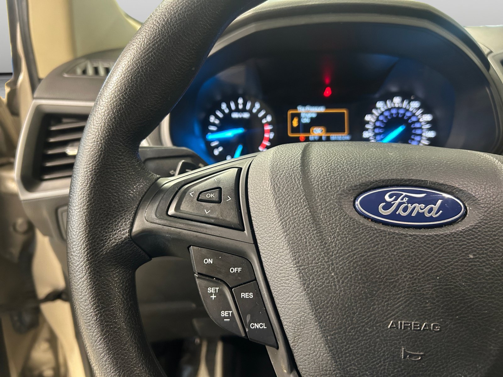 Used 2018 Ford Edge SE FWD image 24