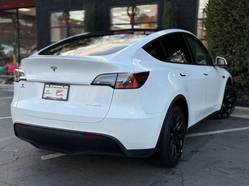 Used 2021 Tesla Model Y Long Range image 12