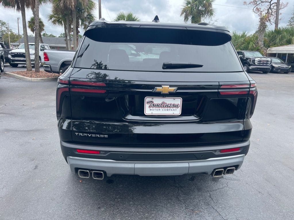Used 2026 Chevrolet Traverse LT FWD image 2