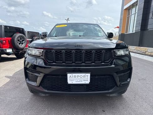 Used 2023 Jeep Grand Cherokee Altitude AWD/4WD image 8