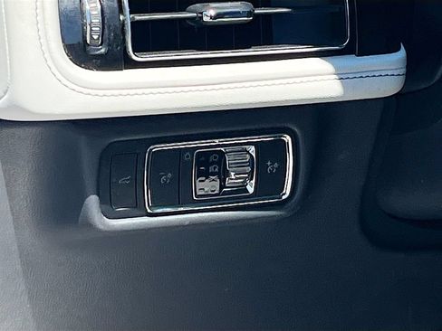 Used 2025 Lincoln Aviator 2WD image 10
