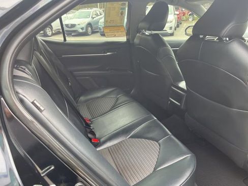 Used 2018 Toyota Camry SE image 11
