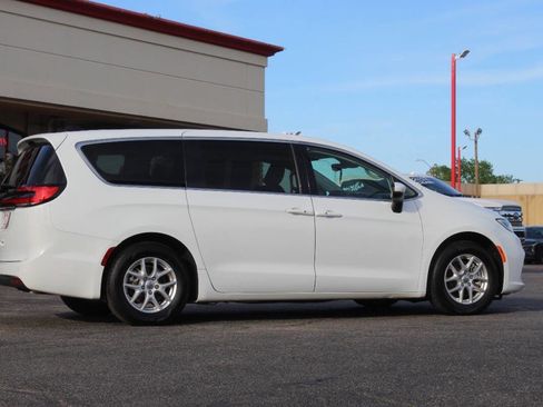 Used 2025 Chrysler Pacifica Select FWD image 3