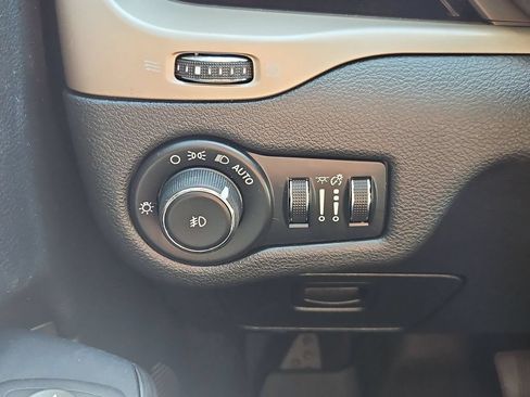 Used 2016 Jeep Cherokee Limited w/ Trailer Tow Group AWD/4WD image 18