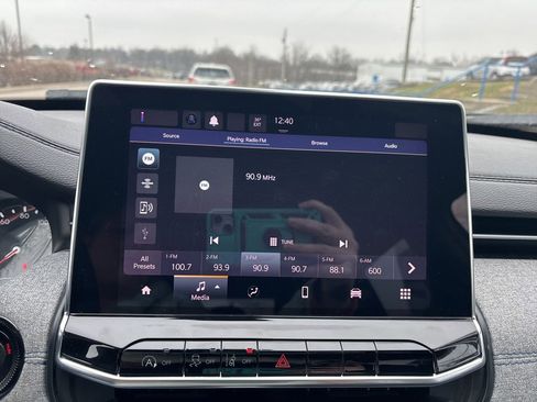 Used 2024 Jeep Compass Latitude image 9