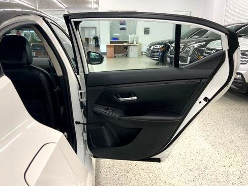 Used 2022 Nissan Sentra SR w/ SR Premium Package image 33