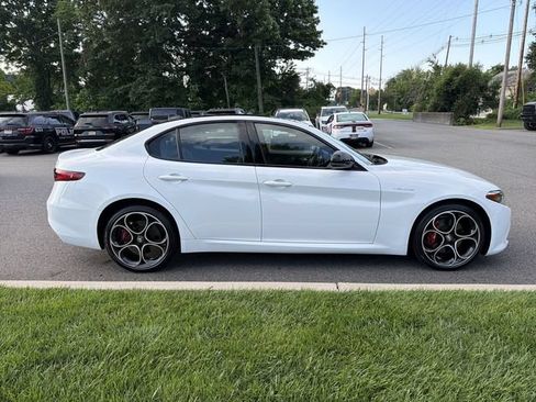 Used 2023 Alfa Romeo Giulia Veloce AWD/4WD image 9