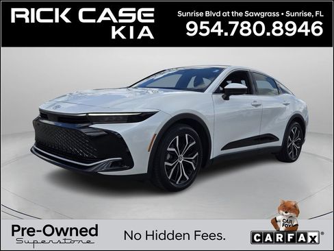 Used 2023 Toyota Crown Limited image 1