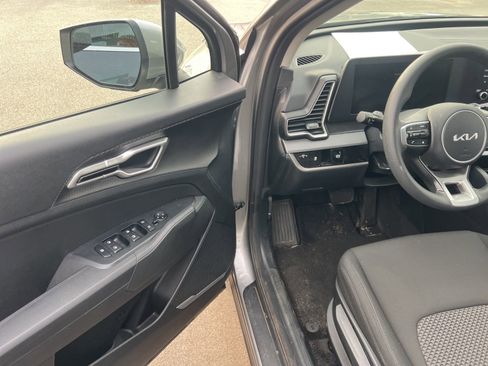 Used 2025 Kia Sportage LX image 6