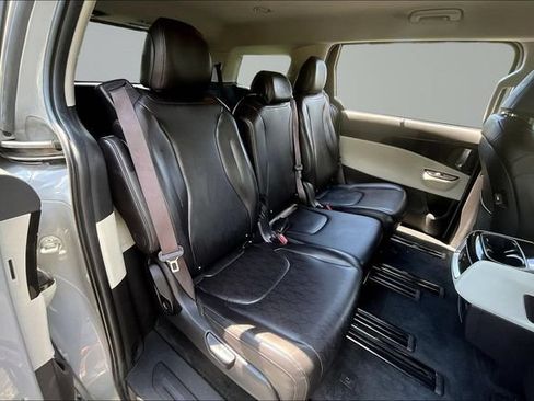Used 2022 Kia Carnival EX FWD image 24