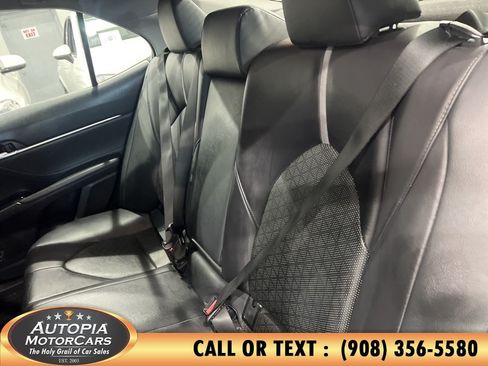Used 2018 Toyota Camry XLE FWD image 18