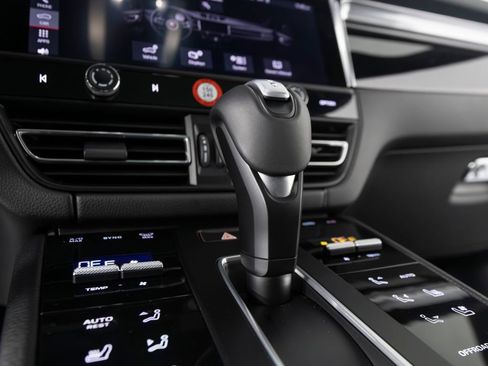 Certified 2026 Porsche Macan AWD/4WD image 31