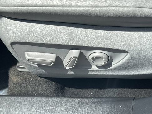 Used 2023 Toyota Highlander XLE AWD/4WD image 52