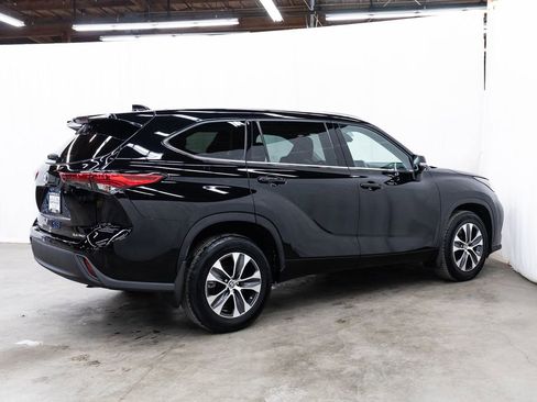 Used 2021 Toyota Highlander XLE image 6