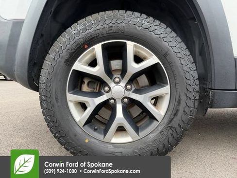 Used 2017 Jeep Cherokee Trailhawk AWD/4WD image 9